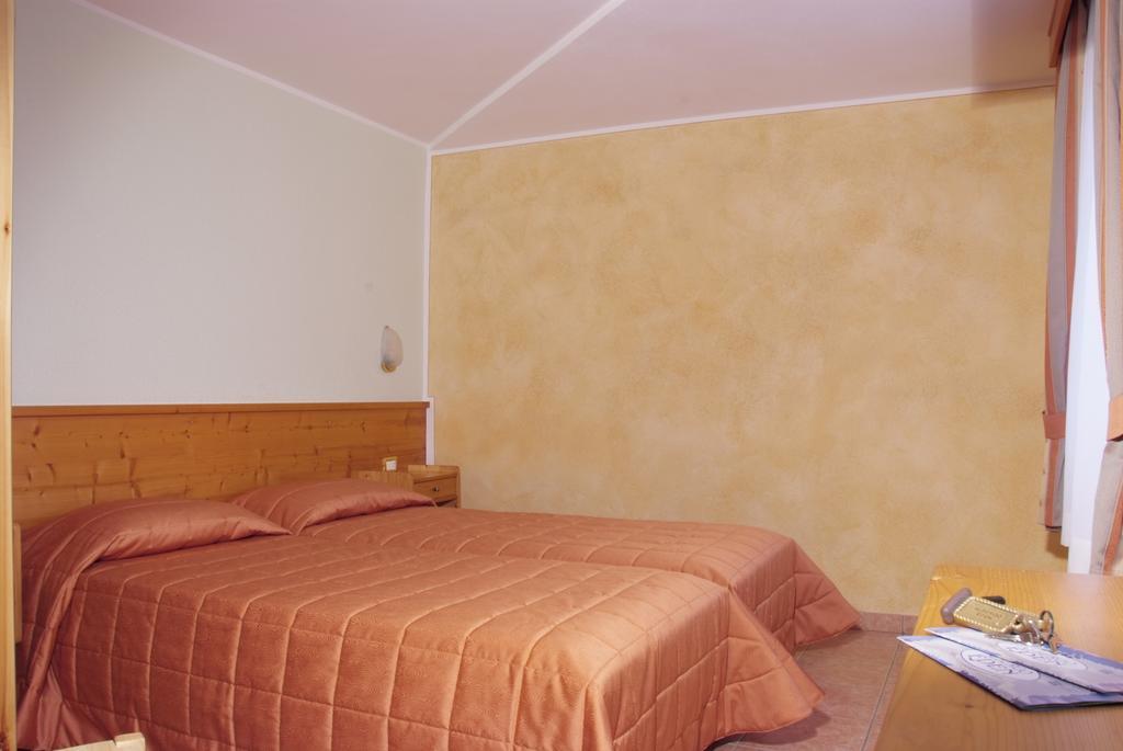 Albergo Eden ปัสโซเดลโตนาเล ภายนอก รูปภาพ