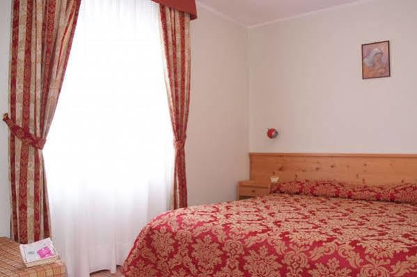 Albergo Eden ปัสโซเดลโตนาเล ภายนอก รูปภาพ