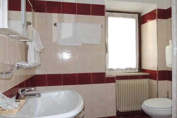 Albergo Eden ปัสโซเดลโตนาเล ภายนอก รูปภาพ